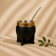 Mate-Becher auf warmem Beige-Hintergrund