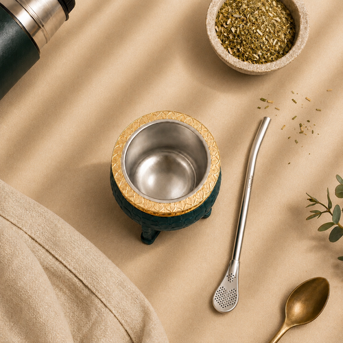Mate-Becher und Zubehör auf warmem Beige-Hintergrund