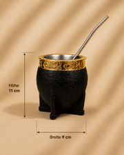 Mate-Becher mit Maßangaben auf warmem Beige-Hintergrund